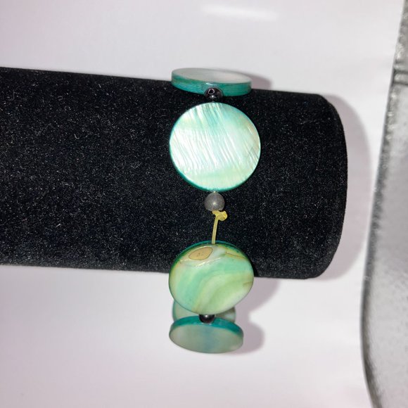 Floating Light Green Shell Bead Flat Cord Bracelet Homemade! - Picture 4 of 7